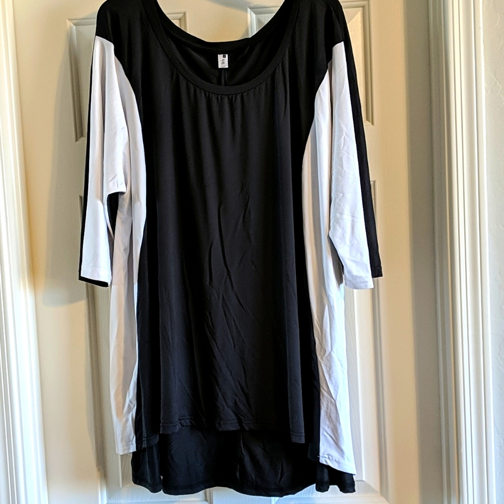 Black and white NWOT 3/4 sleeve top in 5X